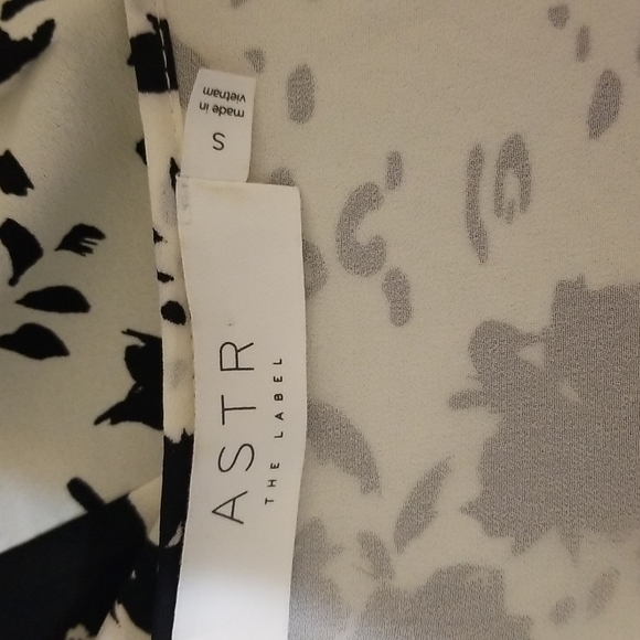 Pretty cream and black floral top - Picture 9 of 13